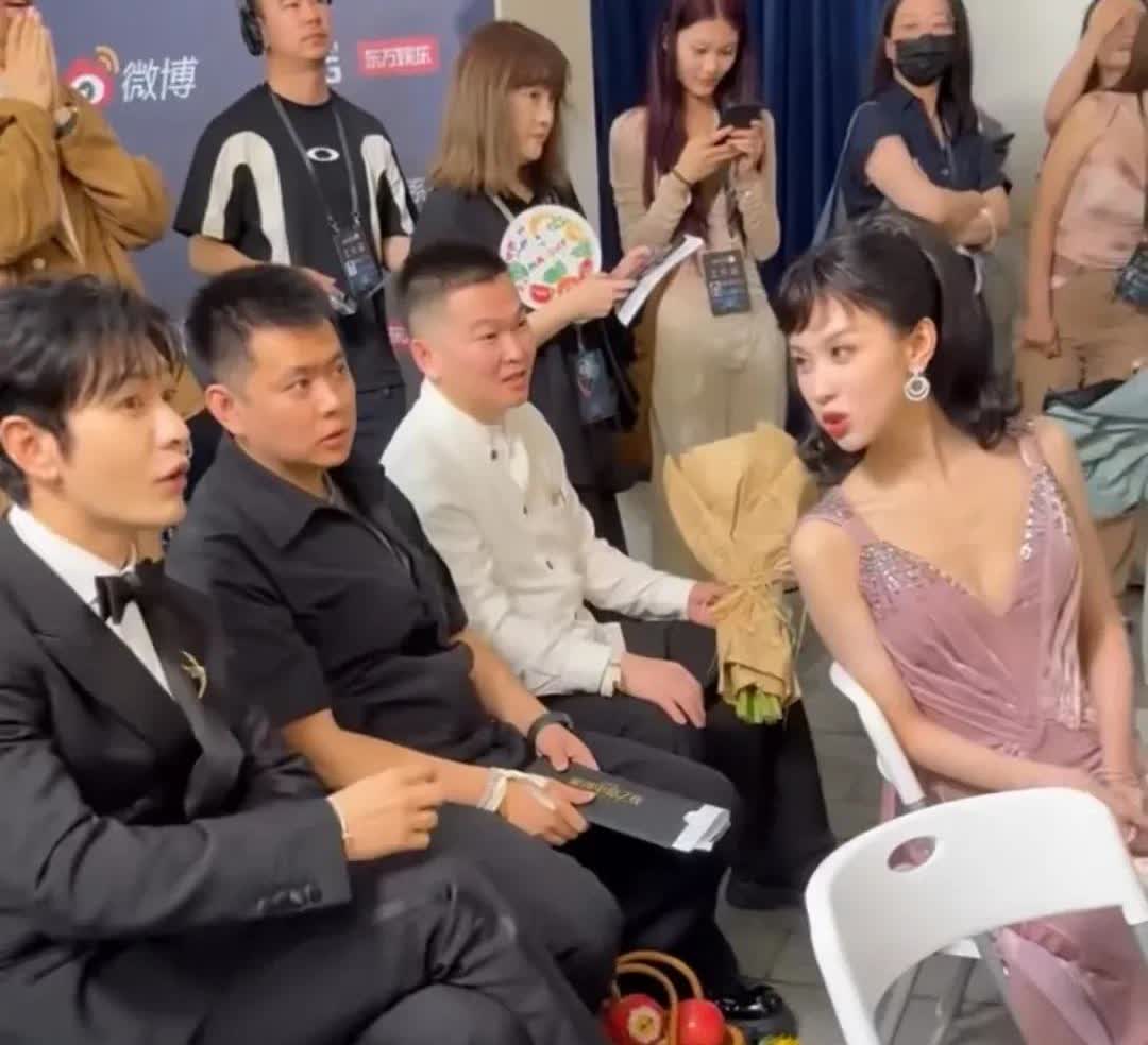 辛云来真的很幸运！

黄晓明在微博之夜后台观看辛云来采访时，他一脸疑惑的问旁