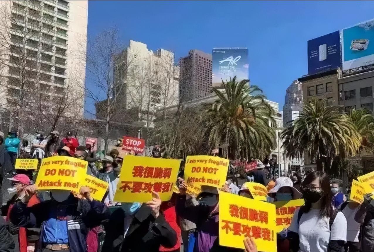 美国华人被打了为什么不敢反抗？
其实说白了，在美国被打不反抗的，大部分都是膝盖长