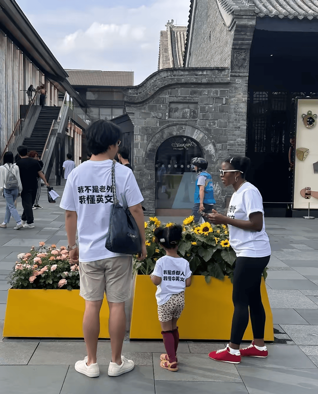 这样的混血以后运动能力是不是会比较强
时尚之都成都街头，一对混血家庭格外引人注目