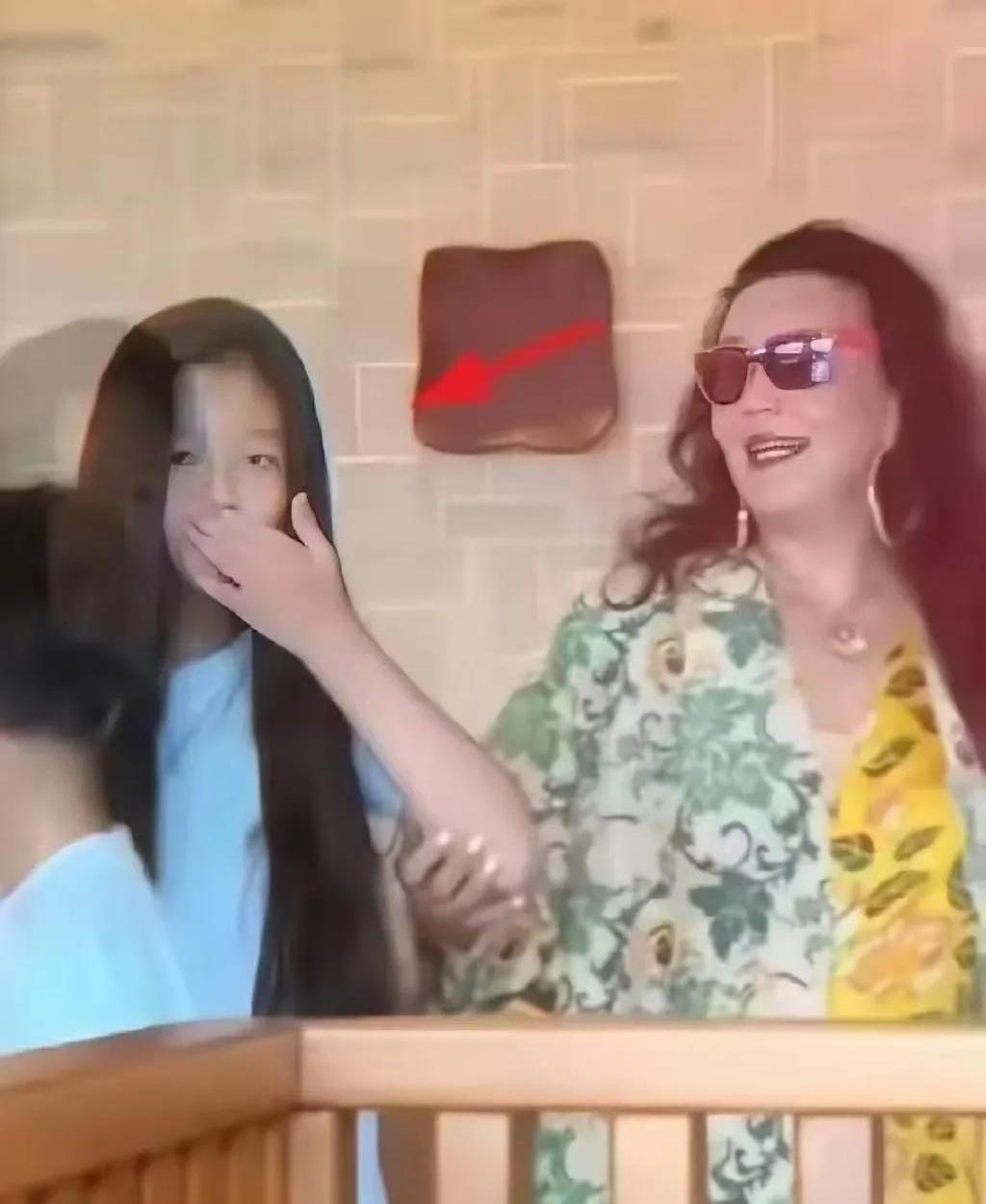 张兰抱着孙女小玥玥的最新视频炸锅了！
更绝的是她站在张兰身边，个子已经蹭到奶奶耳
