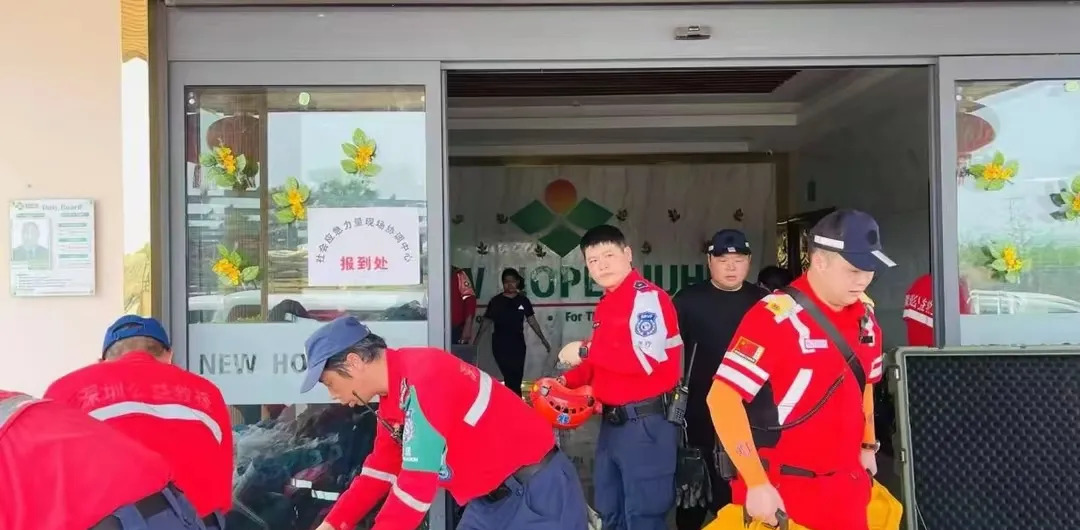 红十字救援车队缅甸遇阻











中国红十字会车队在缅甸运送救灾物资