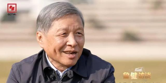 王树国说，他的老伴总说他的一生，总给别人作嫁衣！后来他也认了，你这样也挺好的。干