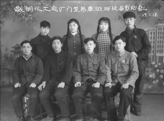 雷锋在鞍钢化工总厂的两张老照片
都是1959年拍摄的。
雷锋1958年从湖南省到