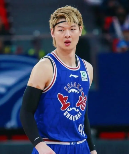上海男篮要拿CBA新赛季总冠军！这不是哗众取宠，广东宏远会失落吗？

洛夫顿，白