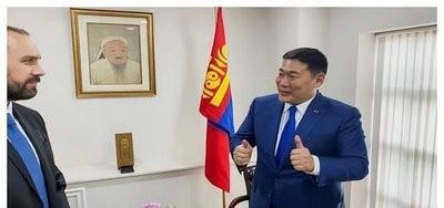 蒙古国一直对咱们不太友好，总想着抱美国大腿，跟美国暗送秋波，还打算把自家的稀土资