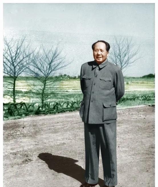1963年1月12日到14日，毛主席在南昌郊区视察。1963年初，毛泽东向他的“