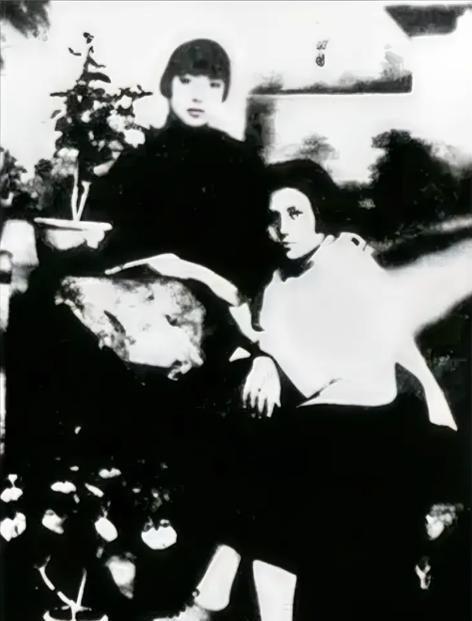 1938年，张亮走了很远的路，终于找到丈夫项英。可项英掏出手枪，呵斥道：“瞿秋白