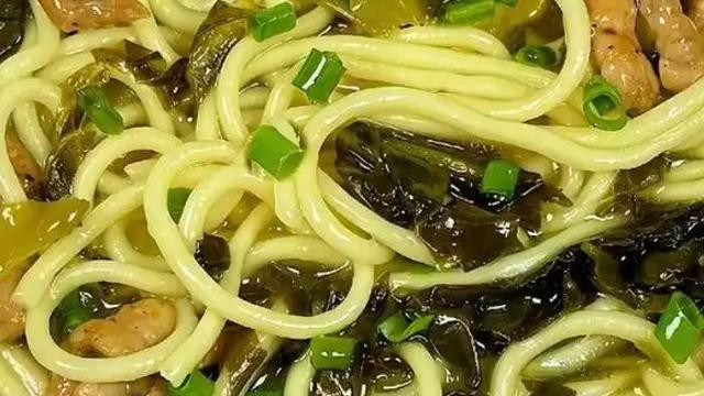 酸爽开胃的酸菜肉丝面，家的味道传承