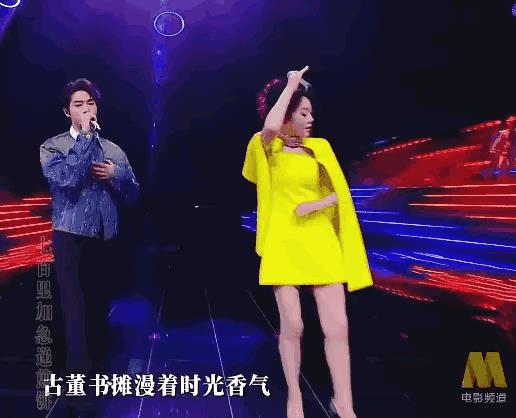 我老公看了一眼闫妮舞台上的状态
沉默了一会叹了一口气说
虽然很多人说她跳舞很尴尬