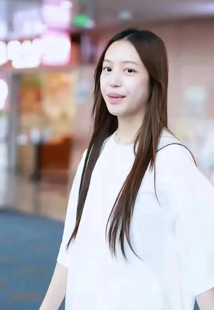 赵薇的女儿，是一点都没遗传到妈妈的美貌呀。

这长相，真的很普通。

好