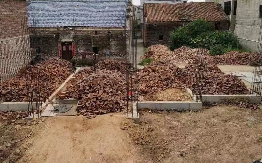 一尺沟五条命：两家邻居因一条排水沟发生冲突，凌晨四点持斧头闯进对方家里灭门