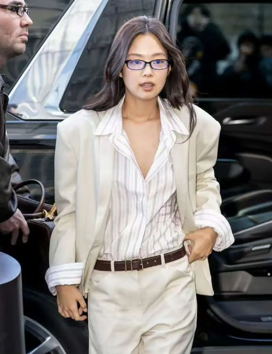 Jennie戴黑框眼镜踩细高跟知性干练穿米白西装气场全开