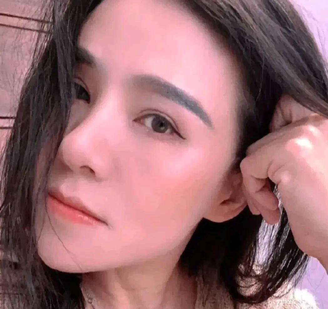 只不过这次视角更开阔，提笔放眼是事关亚洲女性的尊重和尊严问题。
期待作家陈岚，在