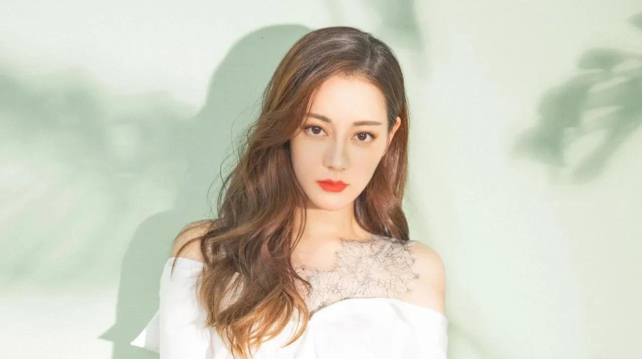 明星抉择：迪丽热巴告别剧集，肖战古装迎新挑战
迪丽热巴决然离开《万花世界》，转而