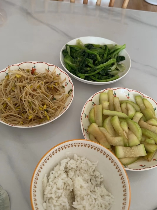 你们有同款懒婆婆吗？
真是受不了我婆婆，我去上班，让她帮我带孩子，结果早上也不弄