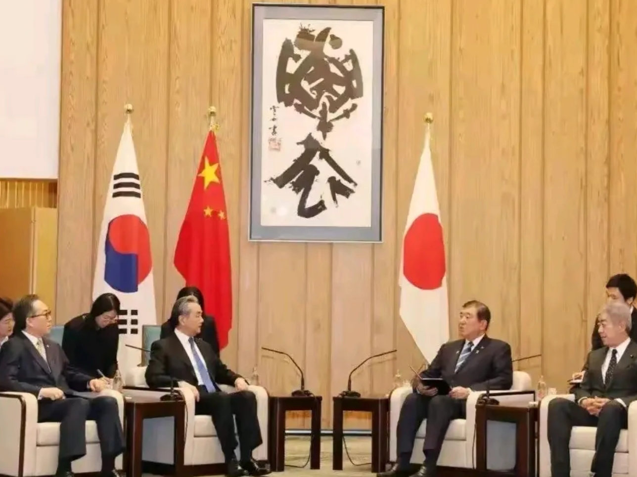日方太失礼了！中日韩三方会谈现场这么严肃的场面，怎么挂了那样一幅字？
按说这么隆