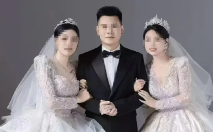 现在全网最后悔的应该是贵州毕节3人婚礼的男主角了。

他后悔的不是和前妻现任拍了