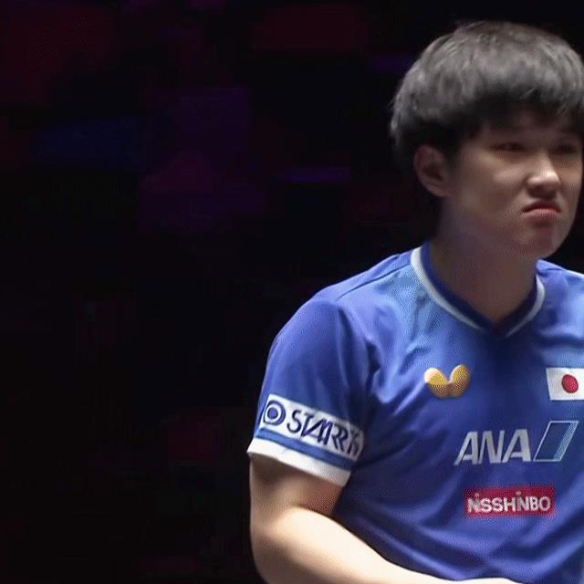 澳门冠军赛，张本智和虽然再次输给了薛飞，可从他的心里来说，他并不服气，从他的表情