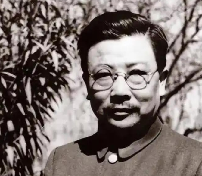 1937年，李克农有事外出，突然有一个老农朝他扔了一个纸团，随后他打开一看，脸色