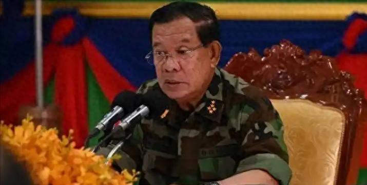 “啪啪打脸”，洪森这下彻底颜面扫地。柬埔寨特种兵踹开电诈园区铁门时，他儿子洪玛奈