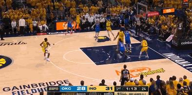 争议球！卡鲁索背后抢断反击疑似打手裁判未吹！
在今天NBA总决赛G4雷霆与步行者
