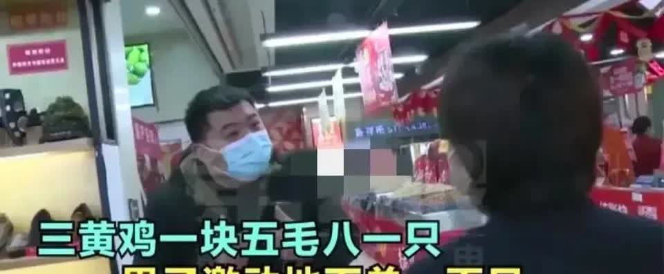 重庆，一男子拿着手机在购物平台闲逛，发现一商家以单价1.58元一只售卖白切鸡。见