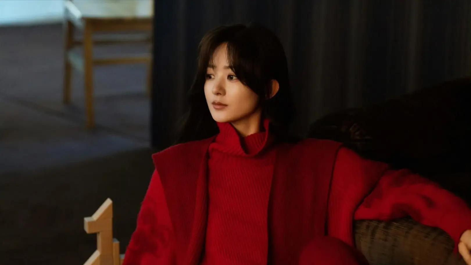 赵丽颖“温柔红衣”刷屏全网，演绎冬日美学新典范