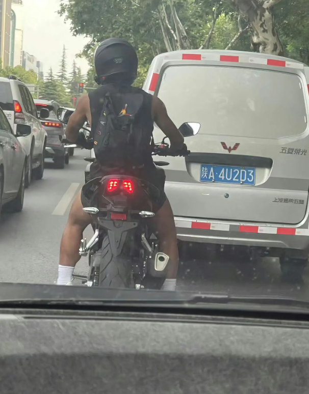 在西安街头看到的黑皮白袜男
这一看就是练健身的。
