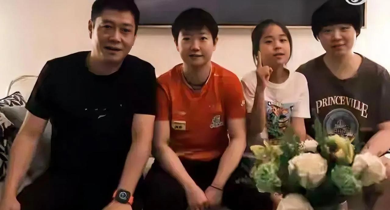 三个闺女中，有一个是真闺女，俩大姑娘是自己的徒儿，邱指导可真厉害，把俩小胖锤炼成