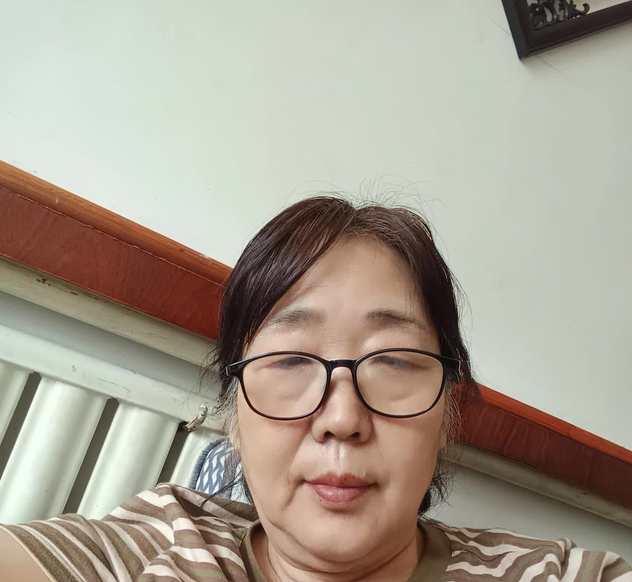 刚才出去没锁好大门，回头渣夫就骂。他对我是打惯了的手，骂顺了的口。我的气愤从胸部