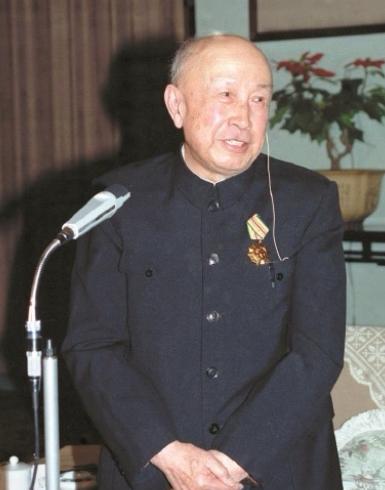 [微风]1964年，钱学森在家吃晚饭时，突然闻到了一道菜的味道有些发苦，就皱了皱
