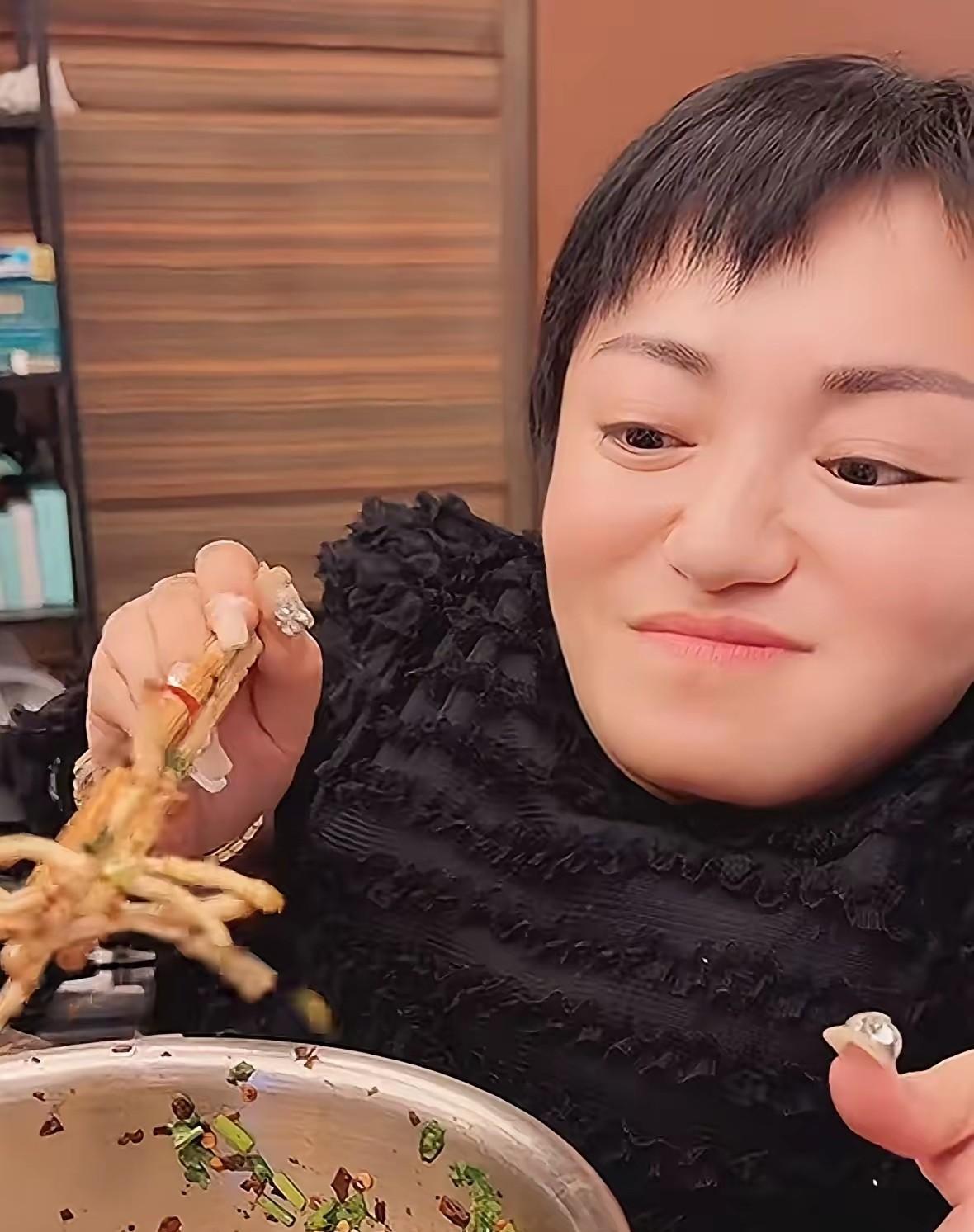 说实话，我还挺担心喜梅的，她那么有本事，有钱，但是她是个残疾人，整天坐在轮椅上，