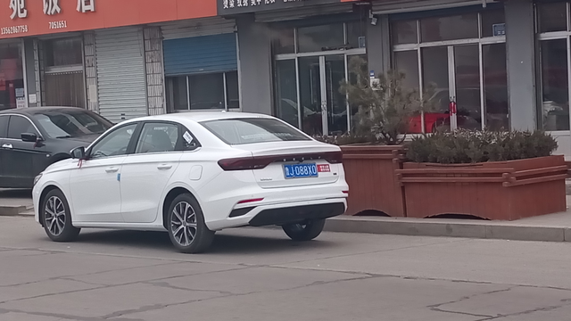 贯穿尾灯开起来也不亮啊
就解锁和锁车时候亮，我还以为开起来也亮呢。设计师咋想的