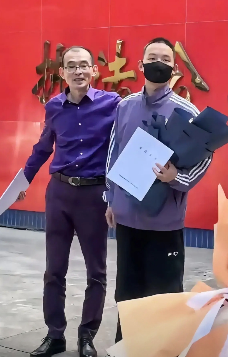 深圳父亲“悬赏千万寻子”成功激动痛哭，当年为了找回孩子后能给孩子更好的生活，边找