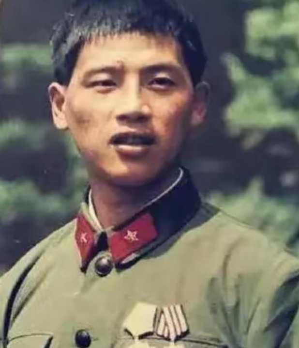 1987年4月20日 ，在老山战役，越军手持喷火器，喷向我方弹药库，一名嘴啃压缩