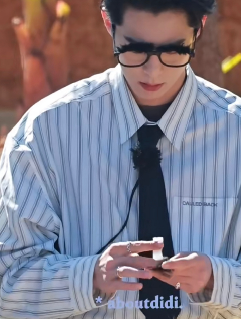 王鹤棣《宇宙闪烁请注意》今日路透，一本正经的贴胡子好呆萌！