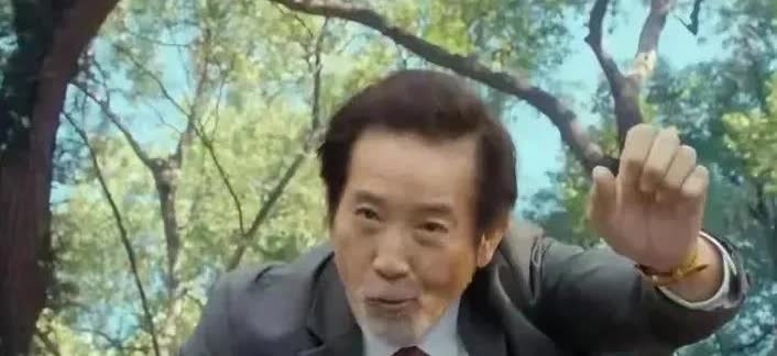 林青霞前男友秦汉复出拍戏！曾经辜负林青霞的秦汉已经79岁了，这样的高领老人依然复