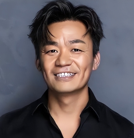 王宝强开着300万的大奔回村过年，看到村口的牌坊上写着“王宝强家乡”，王宝强很不