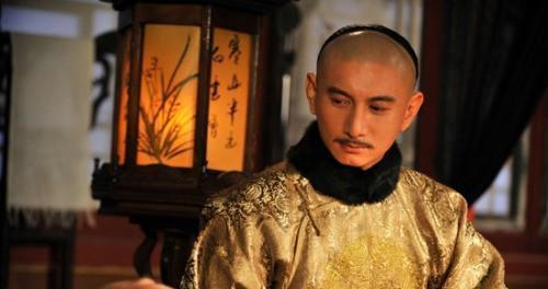 1735年，雍正驾崩后，未葬入祖陵清东陵，而是葬在清西陵。对比百年后，康熙的惨状