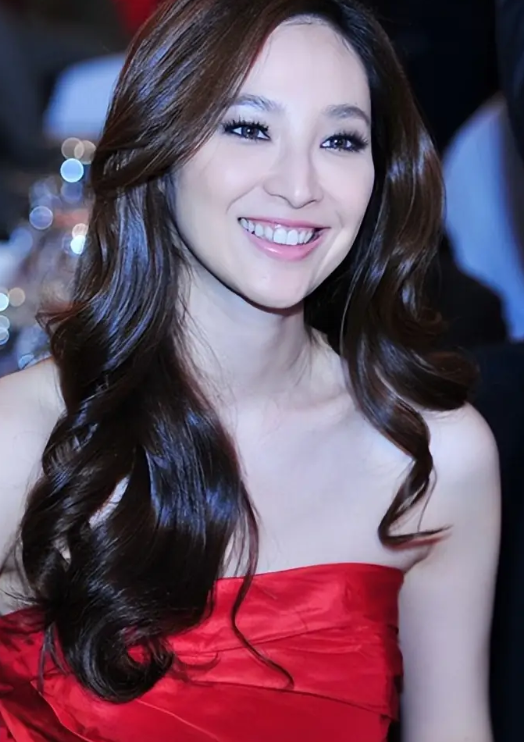 她看似放弃了结婚证
拿到了比结婚证更实在的东西——财富、孩子，还有自由，不嫁纪晓