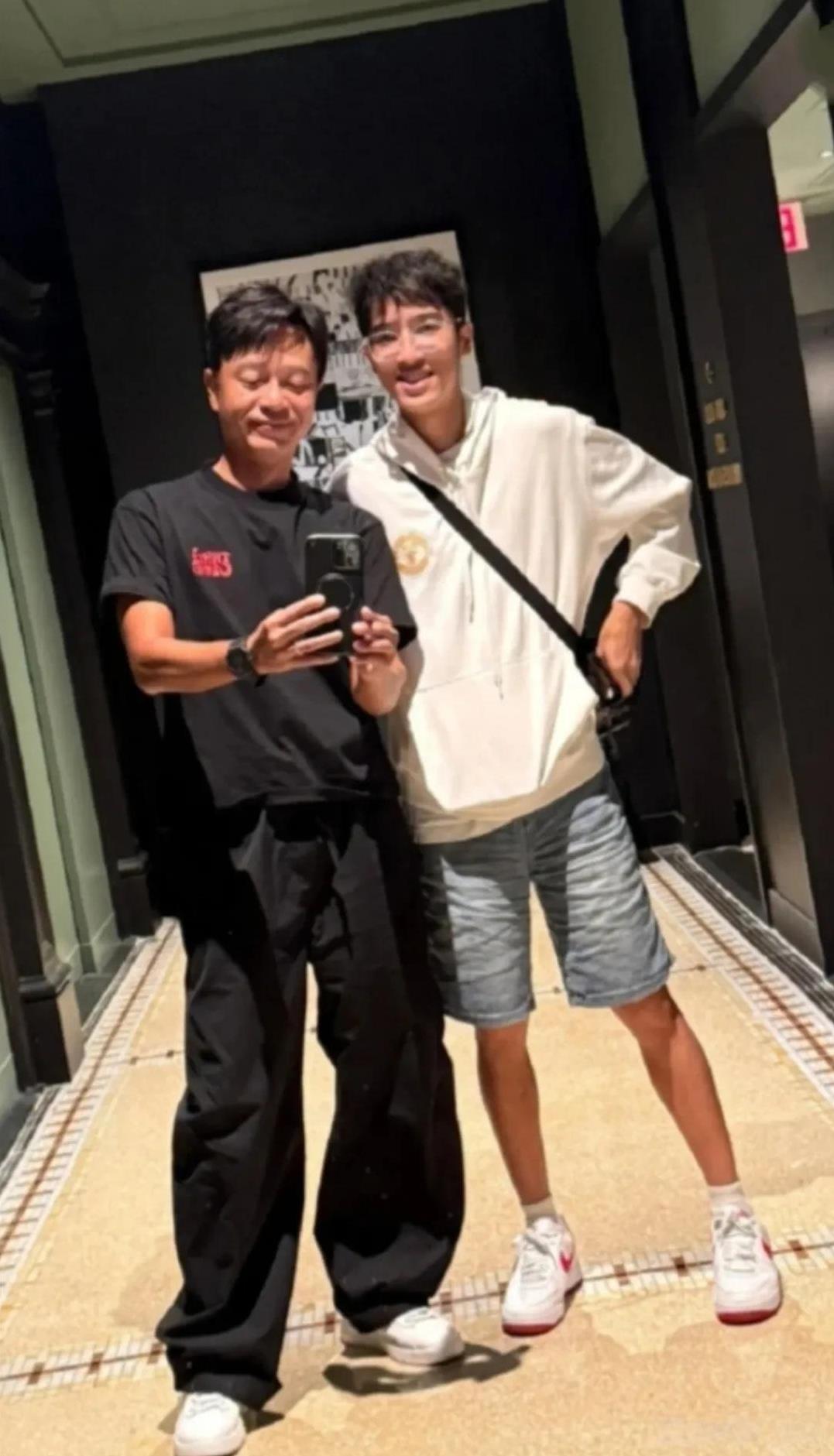 李克勤儿子Ryan赴纽约大学开学，并晒与父母的合照，这身高已经超过爸爸了啊！
这