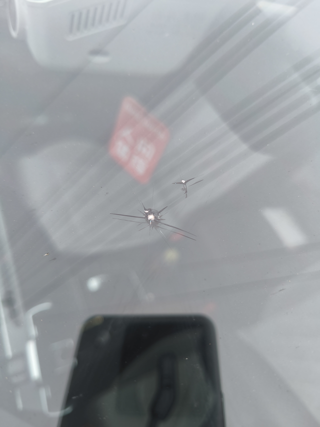 高速上前档玻璃被石子崩到了
今天高速快车道被对向车道飞过来一个石子崩个口子，大概