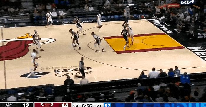 状态火热！嘴哥开局一人连得7分！
在今天NBA季前赛热火对阵马刺的第一节比赛初，