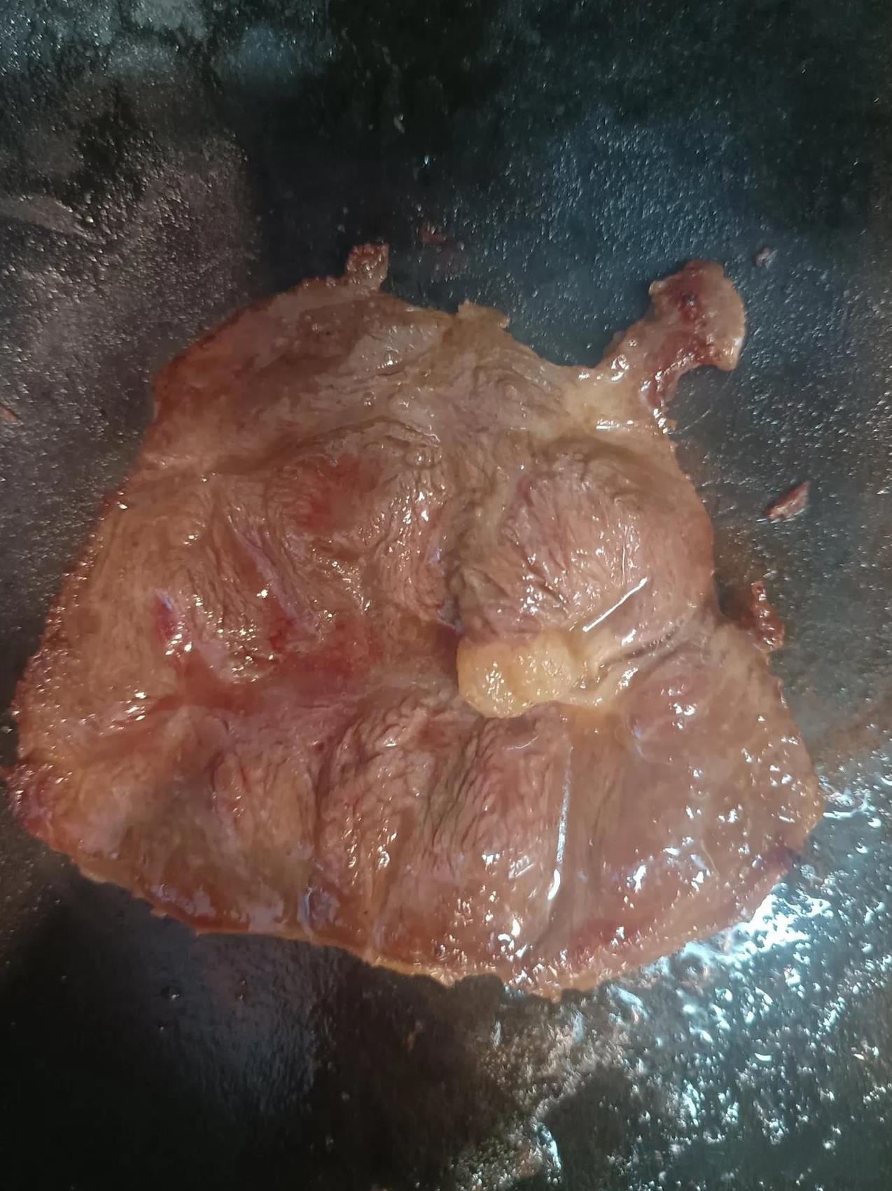 妻子叫我煎牛排，
我把它煎成了中式牛排。
锅里放了花生油，
牛排放入锅里，
错过