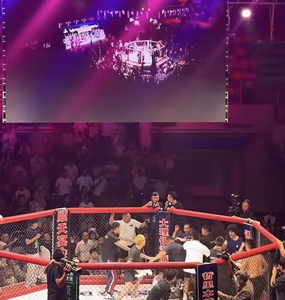 中国选手拍手认输，却遭伊朗选手恶意补拳，引发现场群殴！
18日，内蒙古通辽市某