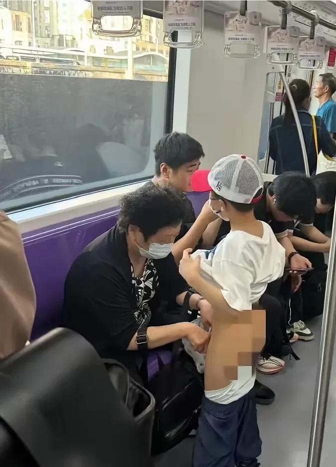 炸裂！在上海地铁内，有网友用镜头捕捉到一位年近半百的奶奶因为孙子尿急，就手拿着塑