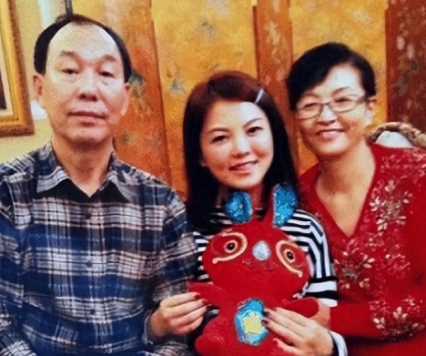 李湘晒爸爸年轻时的照片好帅啊！