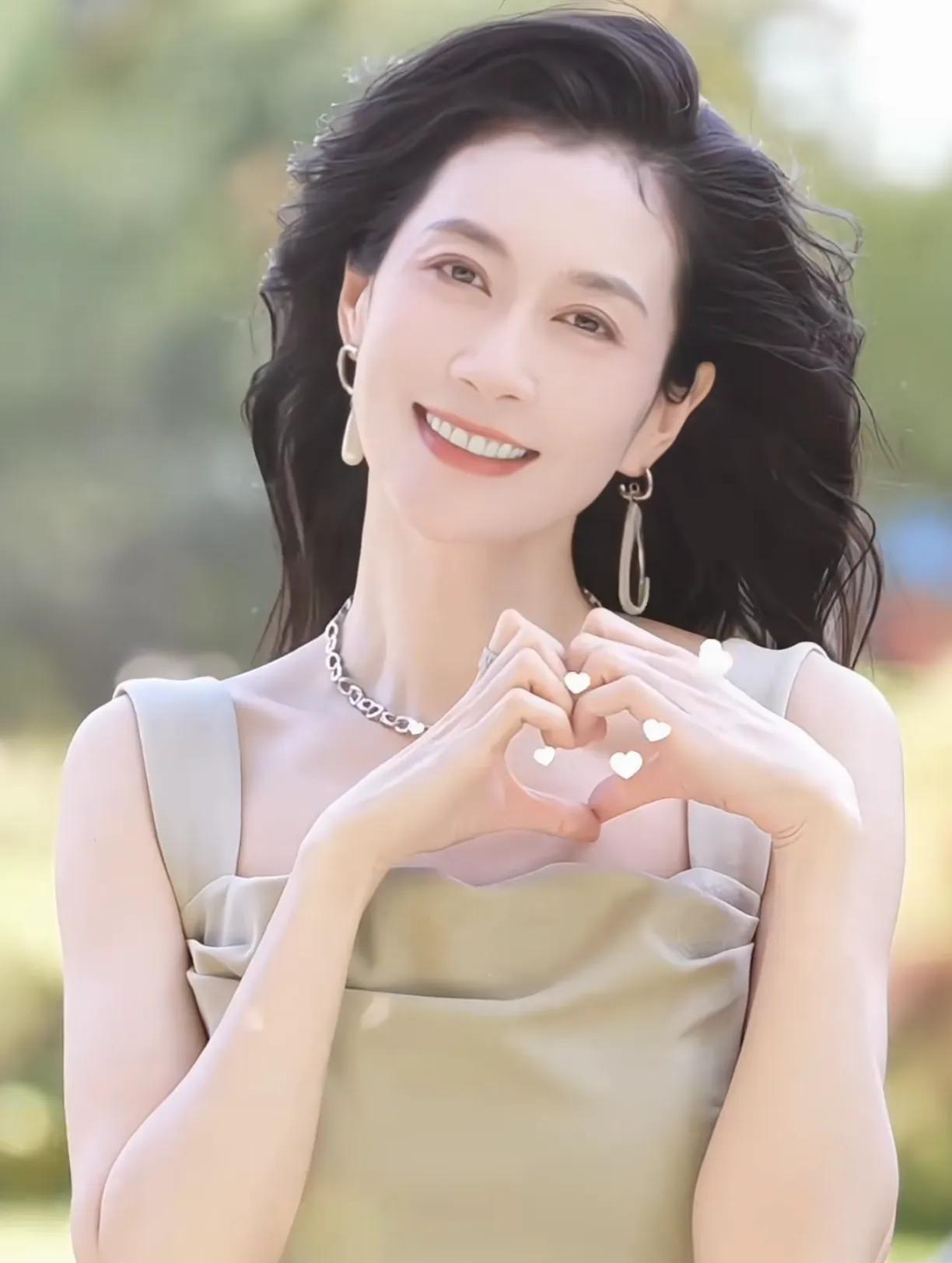 俞飞鸿一直是美女的代表，温婉贤淑，柔情似水，这么美的女人一辈子单身，这美丽的基因