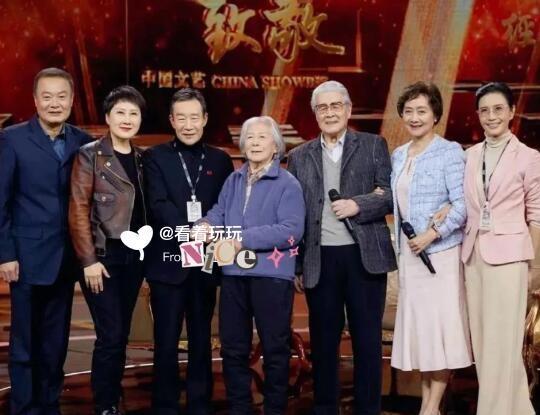 你能认出照片里的那位老人家吗？我猜你肯定认不出来。
这是当年红极一时的电视剧《