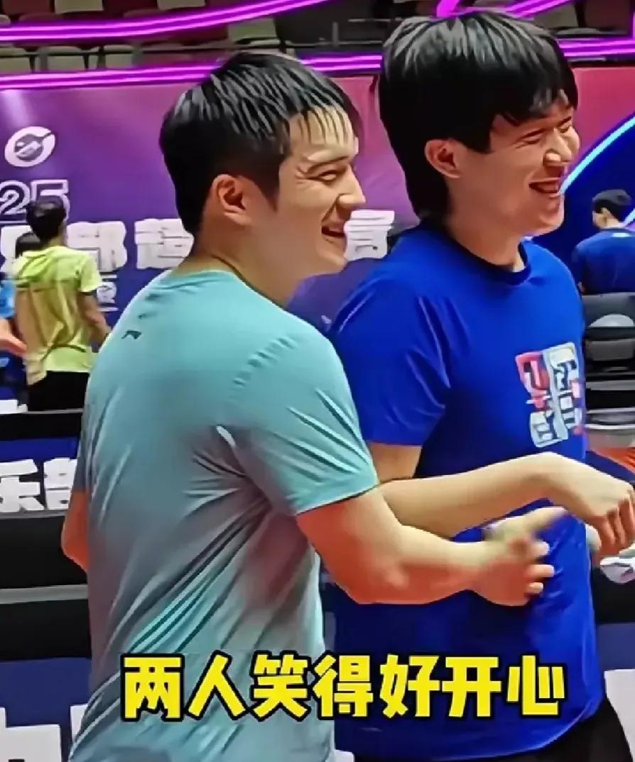 大头：东哥！
小胖：头哥！
大头：咱俩且得好好握握手。
小胖：再不握又得蛐蛐咱俩